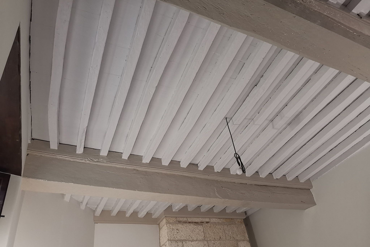 Rénovation d’un plafond à la française avec poutres apparentes – lumière et authenticité retrouvées