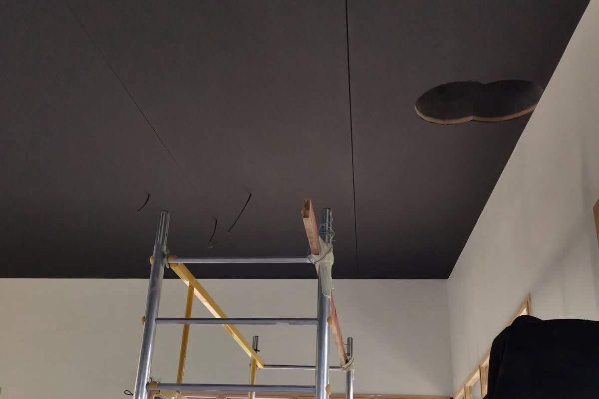 Plafond noir moderne pour un intérieur 