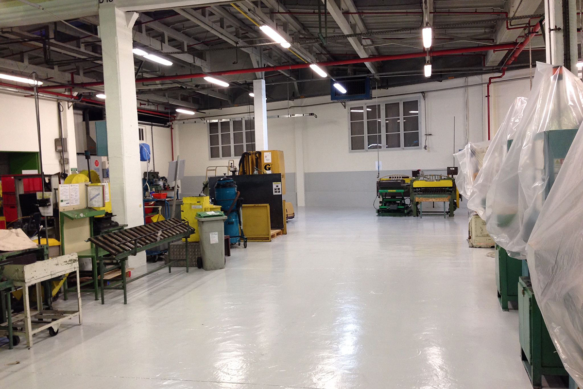 Peinture de sol industrielle en résine époxy dans un atelier de production