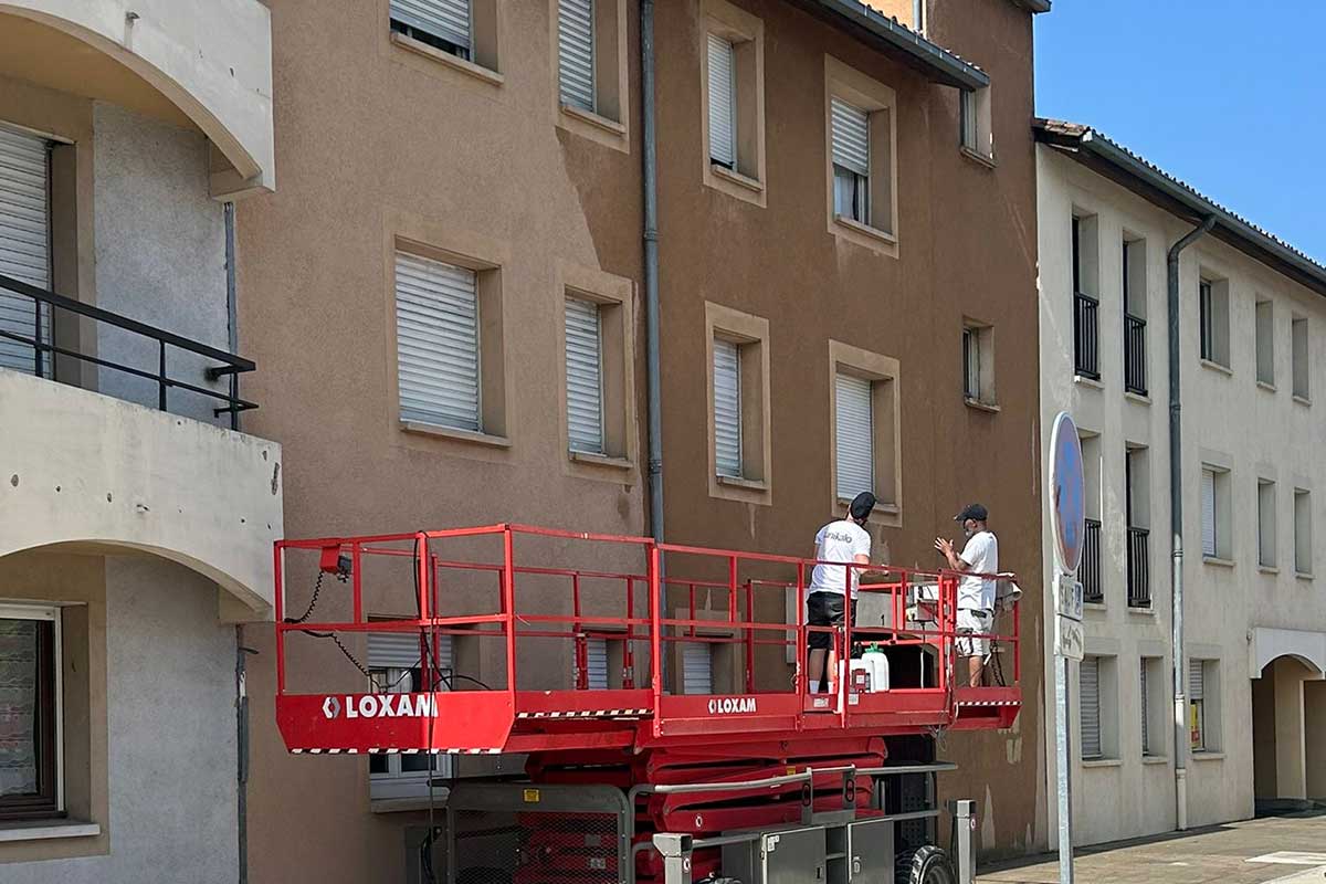 Travaux de rénovation de façade d’immeuble avec nacelle élévatrice à Périgueux
