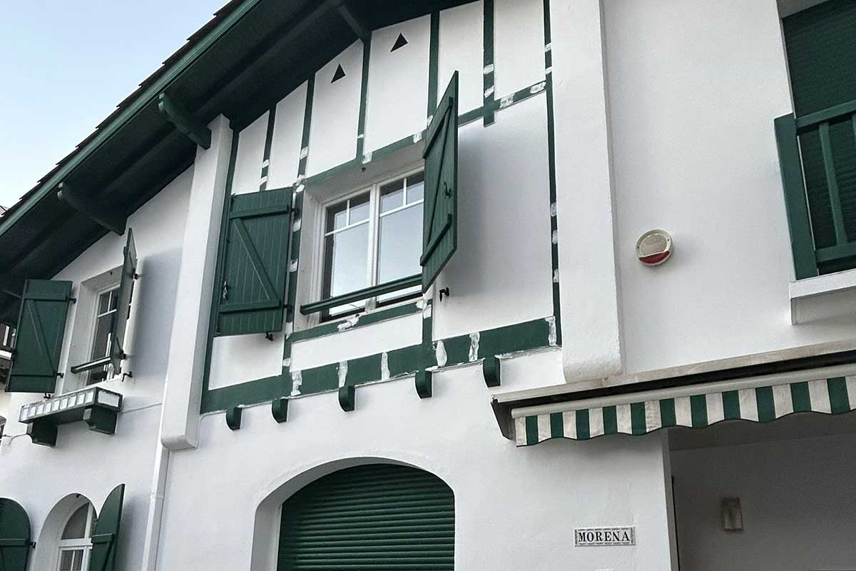 Façade de maison individuelle rénovée avec peinture extérieure et finitions soignées