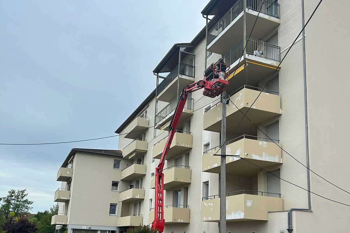 Rénovation de façade d’immeuble collectif avec nacelle et travaux en hauteur