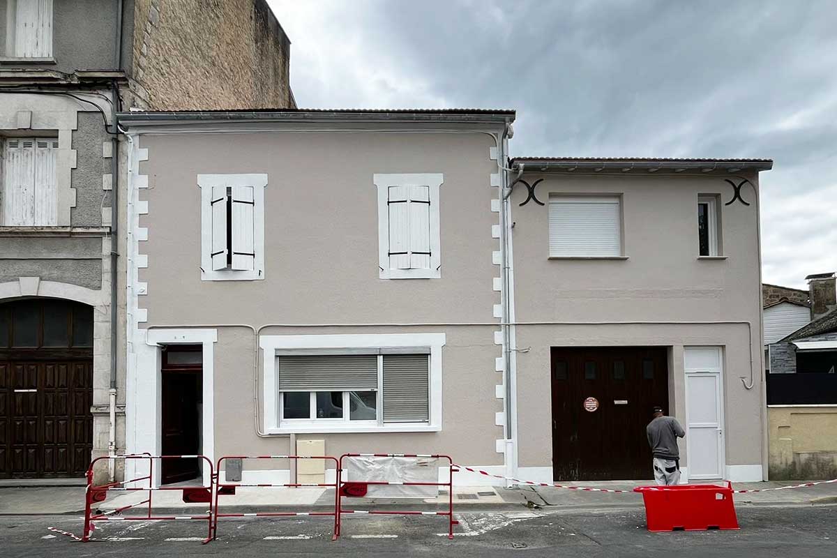 Façade de maison rénovée avec enduit et peinture extérieure en Dordogne