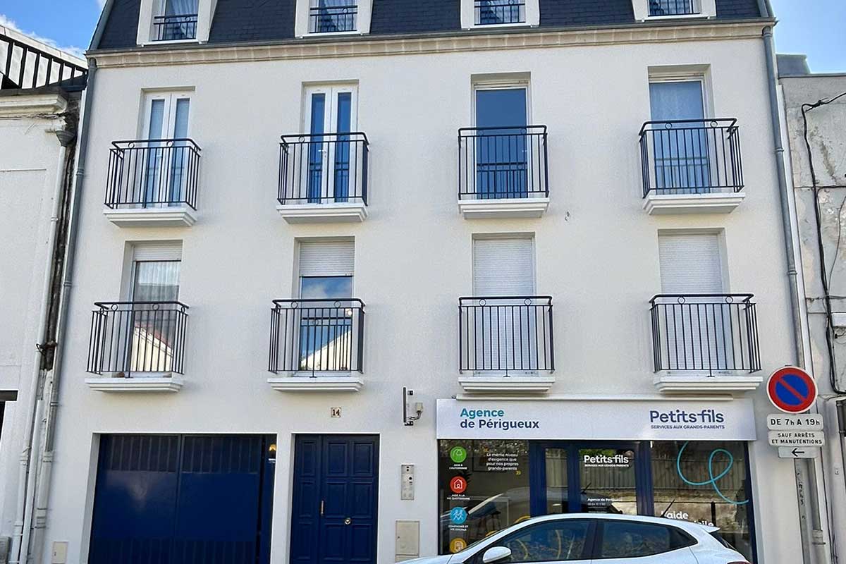 Ravalement de façade d’immeuble en centre-ville avec finitions peinture professionnelle